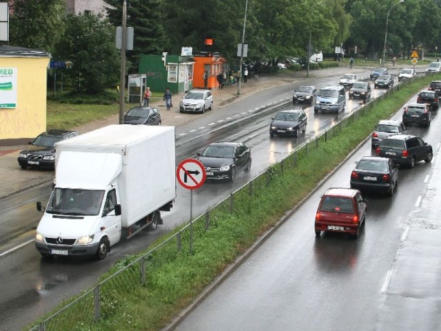 Ulica Źródłowa jest jedną z najbardziej obciążonych ruchem w Kielcach, hałas i drgania powodowane przez samochody jeżdżące po nierównej jezdni są udręką dla mieszkańców bloków.