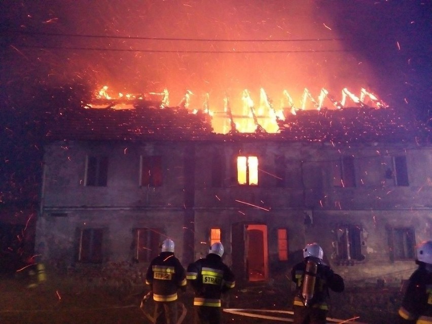 Pożar w Rogoźnicy pod Świdnicą. W nocy spłonął dom [ZOBACZ ZDJĘCIA]                      