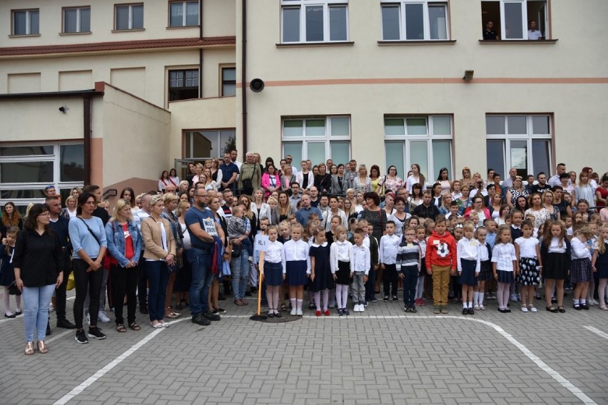 Nowy Tomyśl: Ponad 700 uczniów SP 2 rozpoczęło rok szkolny
