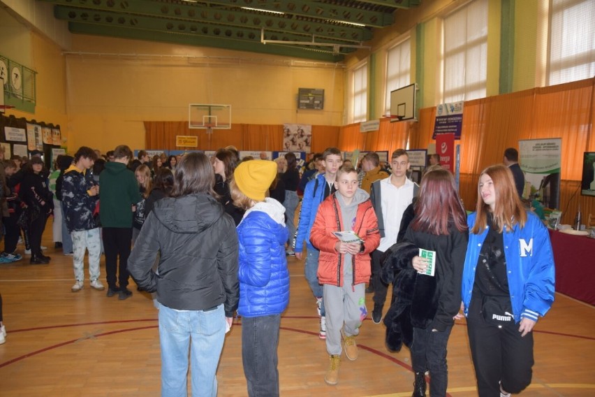 Tłumy uczniów odwiedziły Targi Edukacyjne w lęborskim Powiatowym Centrum Edukacji