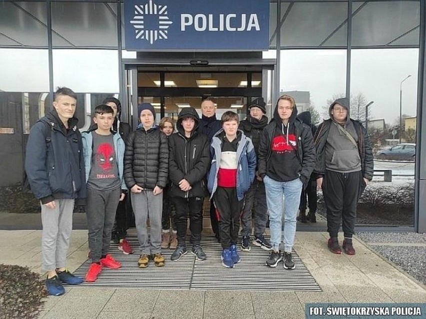 Uczniowie odwiedzili komendę policji w Skarżysku