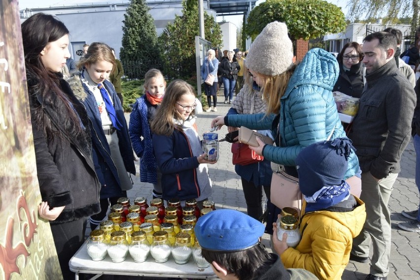 Rzesze skierniewiczan odwiedziło również groby bliskich na...