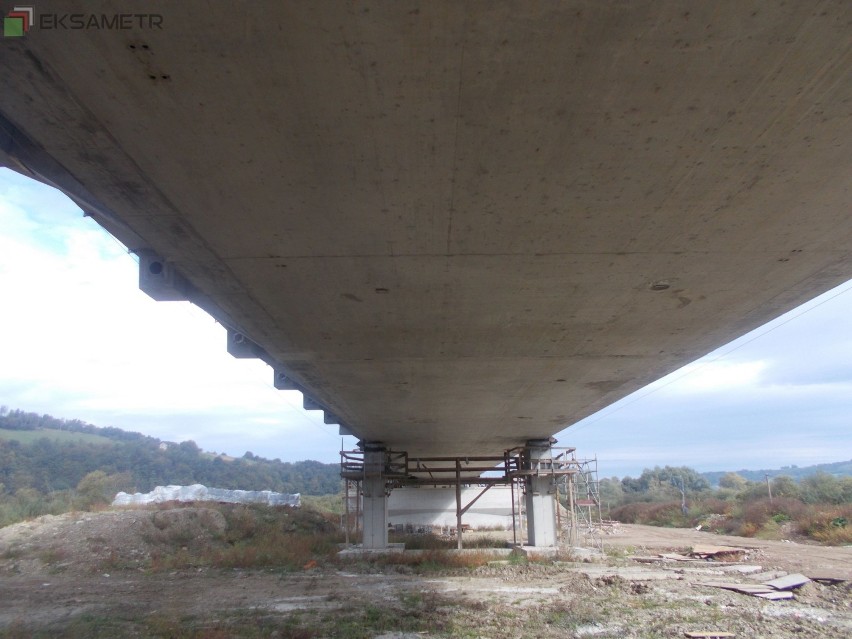 Trwa budowa mostu w Kurowie na rzece Dunajec. Wykonywane są...