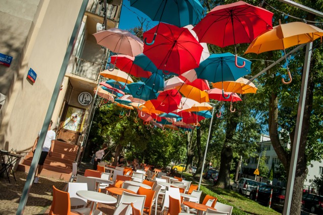 Jedna z najpopularniejszych warszawskich ulic leżących po prawej stronie Wisły. Znajduje się na Saskiej Kępie. Rosnące wzdłuż niej drzewa nadają jej wyjątkowego charakteru. Wybierając się na Francuską, możemy skorzystać z oferty wielu ciekawych restauracji, kawiarni czy lodziarni. Jednym z bardziej charakterystycznych lokali jest Francuska Trzydzieści, nad której ogródkiem w ciepłe dni wiszą kolorowe parasole. 

Najstarsze domy zachowane przy tej ulicy pochodzą jeszcze z lat 30. XX wieku. Wśród nich znajduje się wiele willi, m.in. Willa Łepkowskich przy Francuskiej 2, willa Kossakowskich przy Francuskiej 4, a także pomnik upamiętniający Agnieszkę Osiecką na rogu Francuskiej i Obrońców.

Co roku ulica jest miejscem organizacji tzw. Święta Saskiej Kępy, a od 2012 roku również Święta Francji.