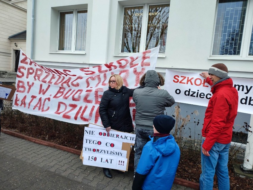 Protest pod urzędem gminy Wągrowiec. Rodzice nie chcą likwidacji i przekształcenia szkół w Wiatrowie, Siennie i Łaziskach 