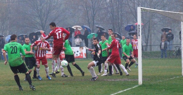 Piłkarze Soły Oświęcim (stroje w biało-czerwone pasy) po remisie na własnym boisku z Łysicą Bodzentyn oddali fotel lidera grupy małopolsko-świętokrzyskiej III ligi piłkarskiej na rzecz Granatu Skarżysko-Kamienna.