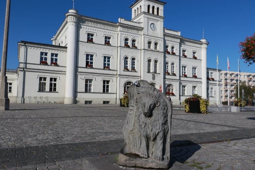 Rynek w Skwierzynie niedawno przeszedł rewitalizację. Trzeba przyznać, że teraz - razem z ratuszem - pięknie się prezentuje. Nie brakuje tu też innych ciekawych elementów, związanych z historią miasta. Przyjrzyjcie się im!