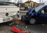Wypadek w Gorzycach. Na Rybnickiej czołowo zderzyły się toyota i autobus. Jak do tego doszło?