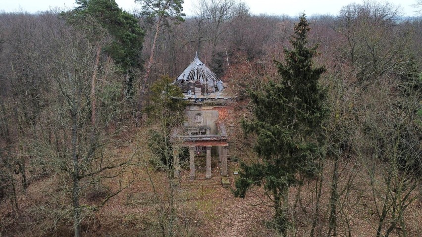 Grobowiec rodziny von Langendorff w lasach pod Kawczem