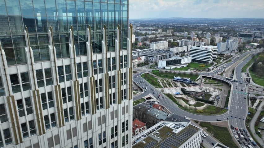 Na szczycie najwyższego budynku w Krakowie powstanie restauracja z tarasem. Przebudują również plac przed Unity Tower