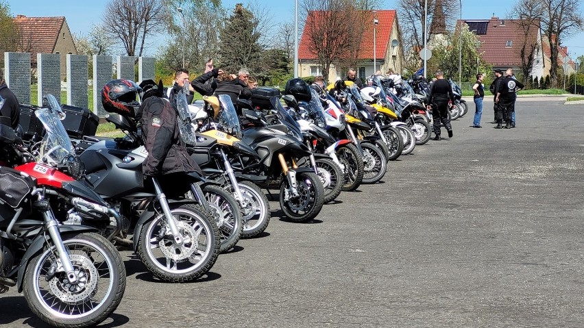 Około 30 motocykli przejechało 250 kilometrów. Członkowie...