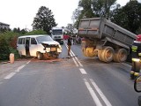 Wypadek na DK 69 w Pietrzykowicach koło Żywca. Bus zderzył się z ciężarówką