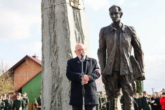 Postać ppłk. Ludwika Marszałka odsłonił jego syn Krzysztof Marszałek – urodzony w styczniu 1943 roku w Gumniskach koło Dębicy