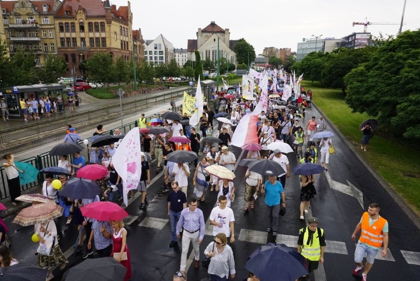 Marsz dla Życia. Kilkaset osób przemaszerowało przez Poznań [ZDJĘCIA]