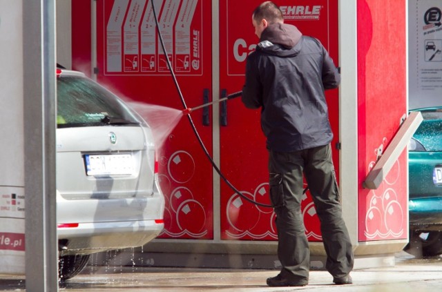 Wizyta na myjni samochodowej w czasie epidemii koronawirusa może sporo kosztować. Przekonali się o tym trzej kierowcy z Olsztyna, którzy dostali mandaty za mycie samochodu.