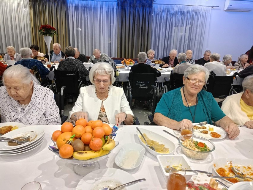 Wigilia dla pensjonariuszy i pracowników Domu Seniora w Załęczu