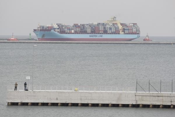 Zobacz, jak gigantyczny kontenerowiec wpłynął do gdańskiego portu 