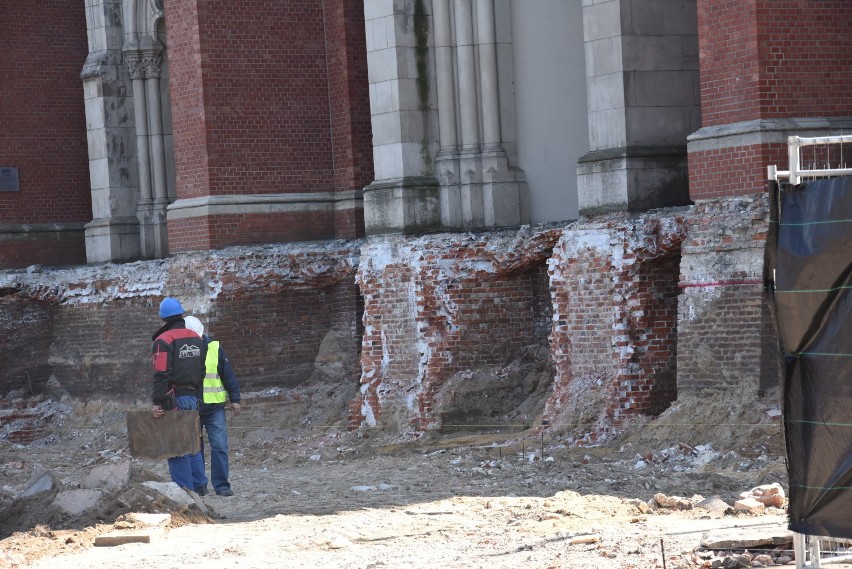 Częstochowa. Trwa remont archikatedry św. Rodziny, Wyburzyli schody  ZDJĘCIA