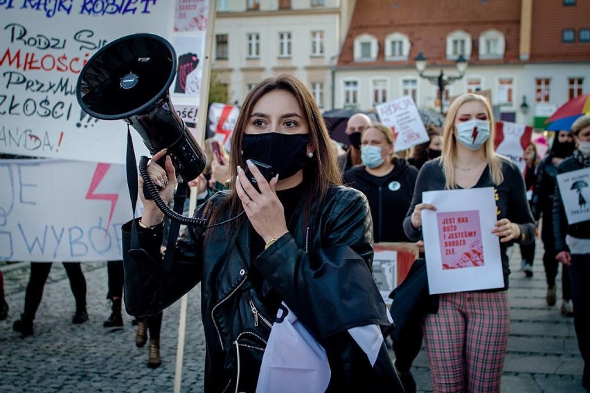 Kolejny dzień protestów kobiet w naszym regionie. Kilkaset osób w Świebodzicach (ZDJĘCIA)