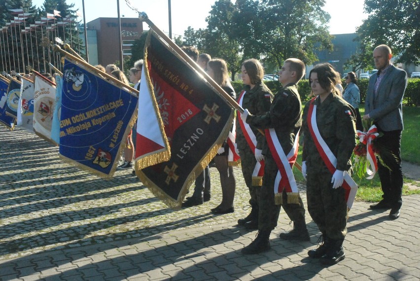 LESZNO. 1 września - obchody 82. rocznicy wybuchu II wojny światowej przy pomniku Żołnierzy Garnizonu Leszczyńskiego [ZDJĘCIA]