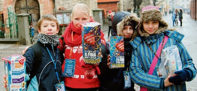 Bartek Mazur, Karolina Małolepszy, Ula Jakubowska i Natalia Gądek zbierali pieniądze od mieszkańców Chrzanowa pod kościołem św. Mikołaja