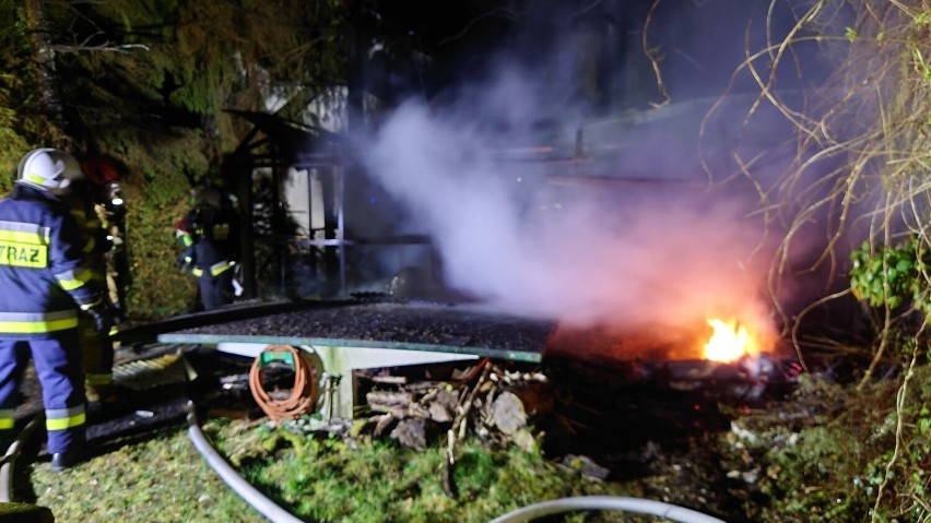 Pożar domku letniskowego w miejscowości Zwola. Z ogniem walczyło dziewięć zastępów straży pożarnej z dwóch powiatów
