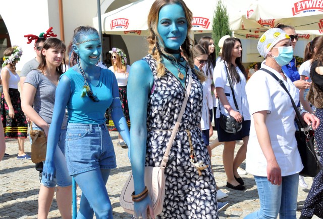 Barwny korowód przeszedł dziś ulicami miasta na Rynek, gdzie prezydent przekazał przedstawicielom samorządu studenckiego klucze do bram Krosna. Juwenalia trwają od środy. Zakończy je koncert Michała Jelonka (godz. 20.30) wcześniej zagra grupa Srogo (godz. 19).