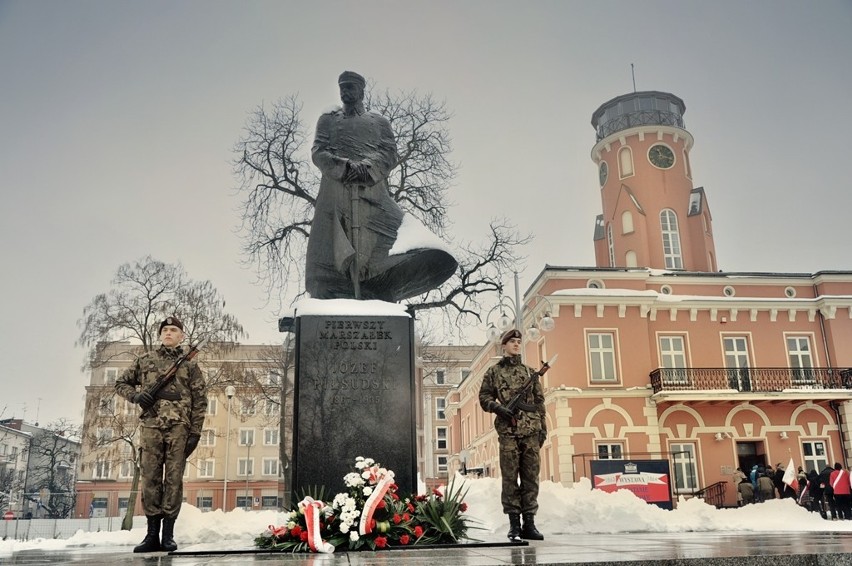 Częstochowa: Marszałek Piłsudski dzisiaj świętowałby imieniny. Pod pomnikiem złożono kwiaty [FOTO]