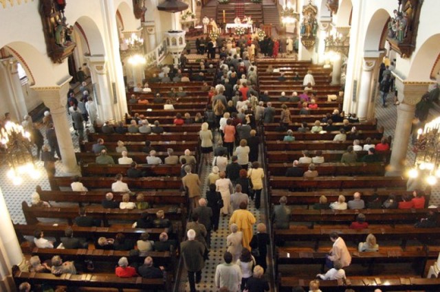 Spada liczba wiernych w kościołach. Jest też mniej powołań do kapłaństwa