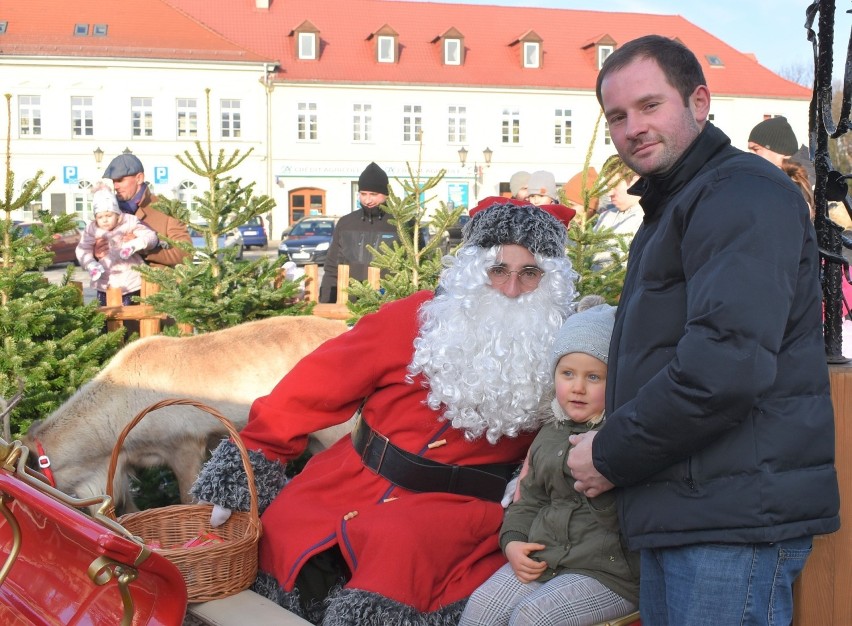 Święty Mikołaj na Rynku w Oświęcimiu rozdawał prezenty
