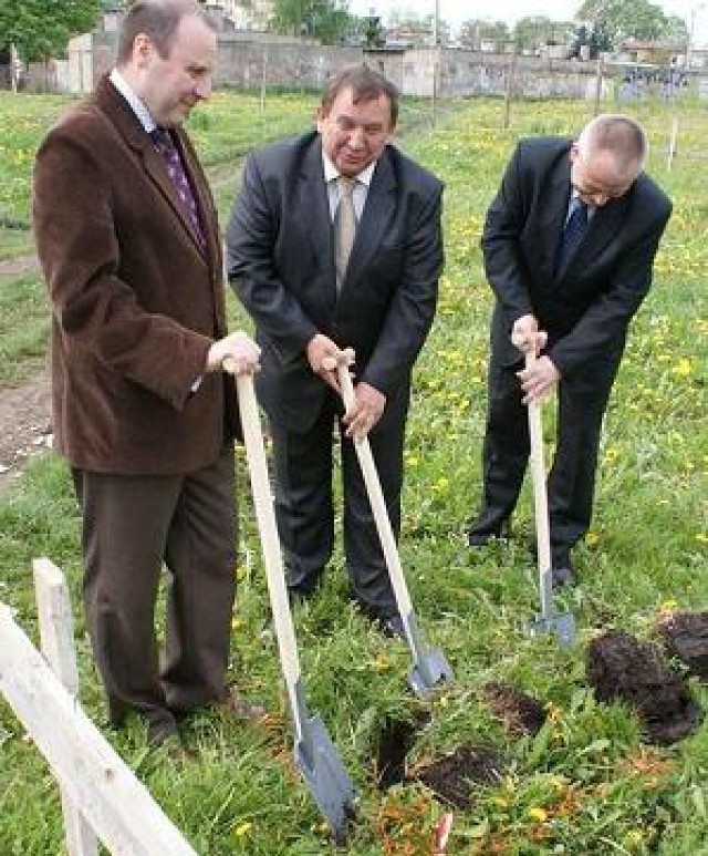 Fot. Dominik Fijałkowski

Na placu budowy domu dziecka przy ul. Ikara jako pierwsi łopaty w ziemię wbili: Rafał Walter, dyrektor Powiatowego Centrum Pomocy Rodzinie, starosta Tadeusz Majewski i wicestarosta Sławomir Szeliga