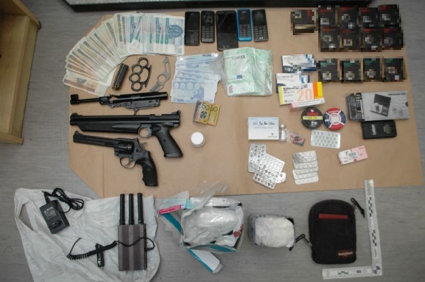 Szukali przestępcy. Przy okazji znaleźli kokainę, broń i fałszywe Euro (ZDJĘCIA)
