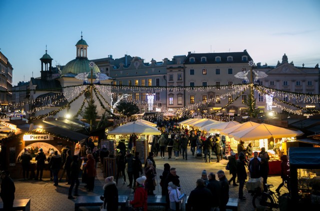 Jarmark Bożonarodzeniowy na Rynku Głównym w Krakowie co roku przyciąga prawdziwe tłumy. Oprócz tradycyjnych ozdób świątecznych możemy tu kupić wiele przysmaków - zarówno lokalnych, regionalnych, jak i skosztować dań z kuchni światowej. Zobacz, co w tym roku zastaniesz na stoiskach i w jakiej cenie!