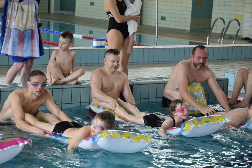 Rodzinne pływanie na basenie w Świebodzinie