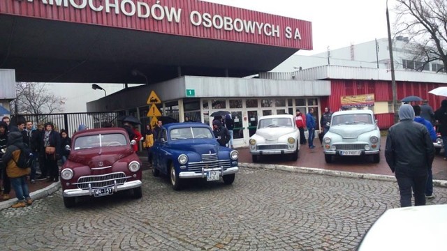 Foto: Jarosław Franciszek Furmaniak
63 letnie Warszawy przed gł&oacute;wną bramą FSO Warszawa na Żeraniu przy ul Jagiellońskiej 88