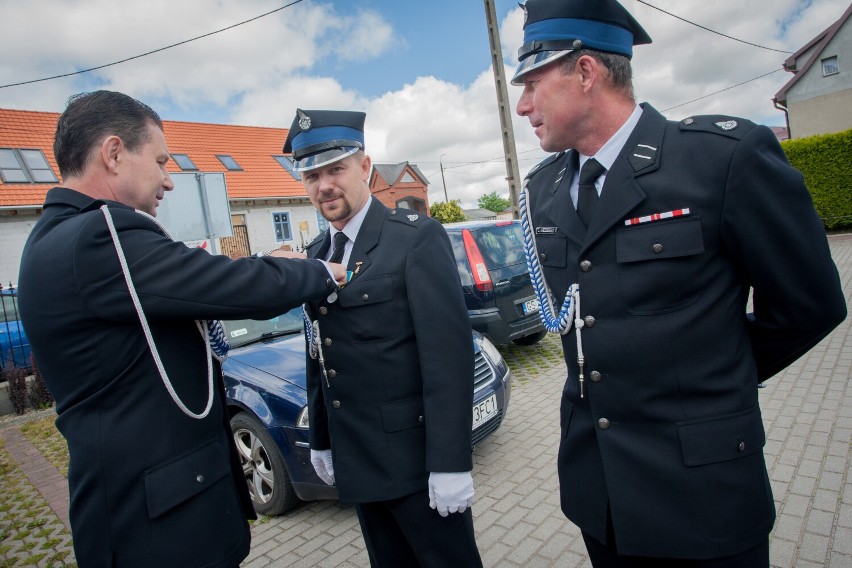 Swarzewo. W maryjnym sanktuarium poświęcili i przekazali sztandar dla Zarządu Powiatowego OSP w Pucku | ZDJĘCIA, WIDEO