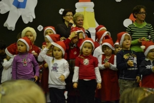 Spotkanie z Mikołajem w szkole na Alejach. Były prezenty, kawiarenka, kiermasz i mnóstwo zabawy