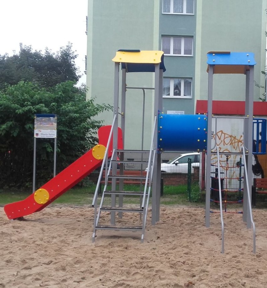 Nowy plac zabaw przy ul. Marii Dąbrowskiej w Kaliszu 