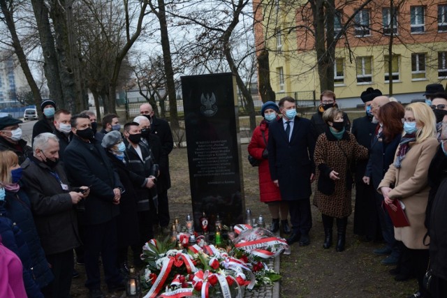 Wicewojewoda złożyła kwiaty pod pomnikiem upamiętniającym batalion "Pociąg"