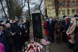Konin: Wicewojewoda województwa wielkopolskiego złożyła kwiaty pod pomnikiem Żołnierzy Wyklętych