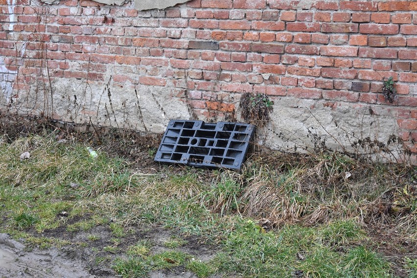 Nasze miejsca wstydu. Rok temu w ramach akcji Trash Challenge sprzątaliśmy parking przy Dworzysku. Śmieci wróciły niestety na swoje miejsce