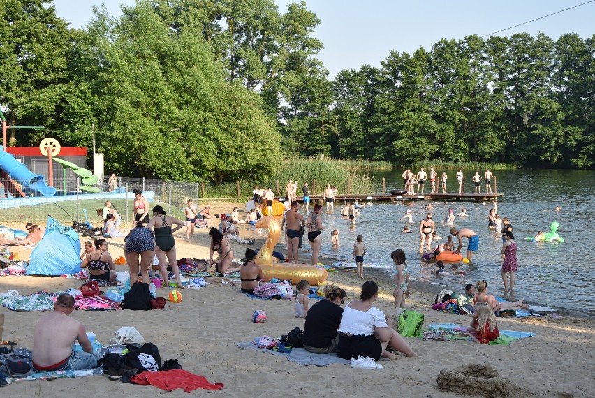 W upalne dni, ochłody szukamy nad wodą. Na plaży nad Jeziorem Margonińskim coraz większy ruch