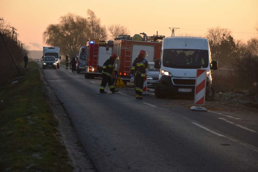 Tuż za granicami Wągrowca samochód wpadł do rowu. Jechały w nim cztery osoby, w tym dwójka dzieci [ZDJĘCIA]