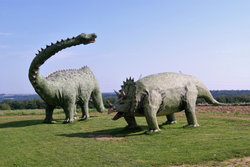 Gigantyczne makiety dinozaurów obok schroniska Rozdzielnia...