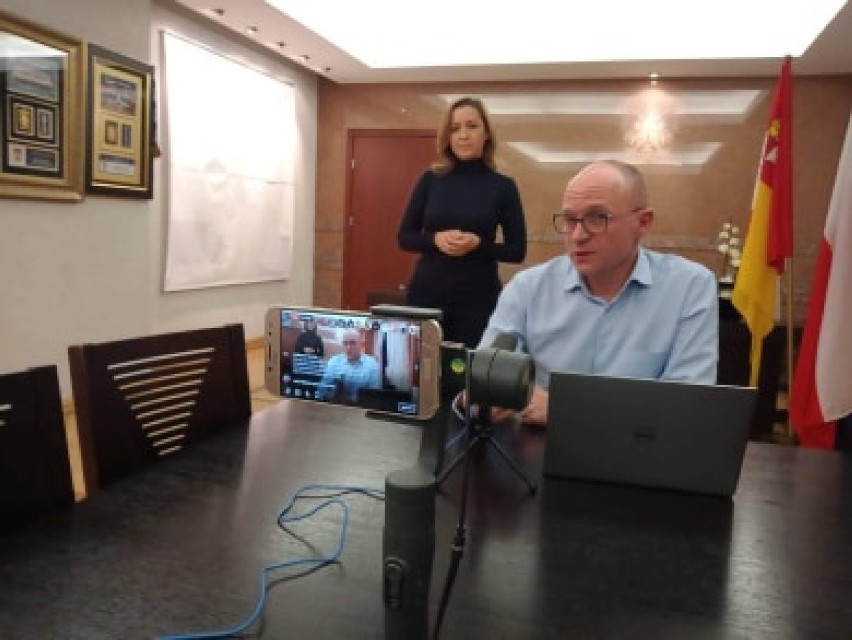 Prezydent Marek Wojtkowski odpowiadał na pytania mieszkańców Włocławka w sprawie koronawirusa [wideo] 