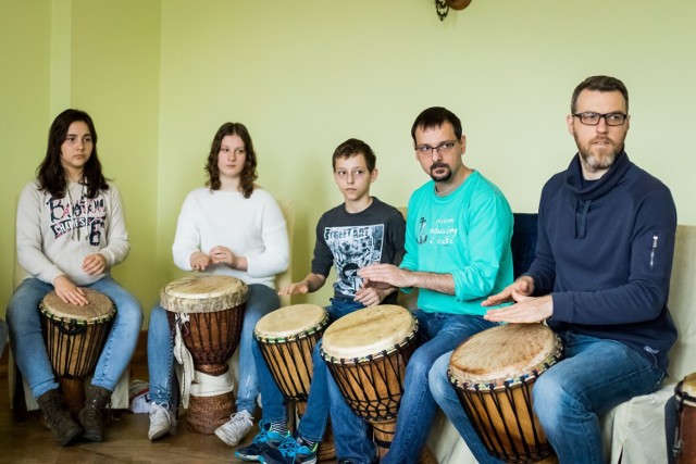 W pałacowych wnętrzach w Ostromecku odbyły się warsztaty gry na zachodnioafrykańskich bębnach djembe i dun-dun. W sobotę, 25 listopada, odbyły się tam cykliczne warsztaty gry na zachodnioafrykańskich bębnach djembe i dun-dun, po których uczestnicy oddali się bębniarskiemu jam session. Organizatorem akcji był Piotr Schutta, pasjonat bębniarstwa, z zawodu dziennikarz, reportażysta, z wykształcenia pedagog. Prowadzi grupy warsztatowe dla dzieci, młodzieży, dorosłych i seniorów. Uczestnik kursów instruktorskich i warsztatów z metodyki nauczania gry na djembe oraz bębnach dun-dun. Uczy gry od podstaw, wprowadzając w świat rytmu w przyjaznej atmosferze, przez śmiech i zabawę.