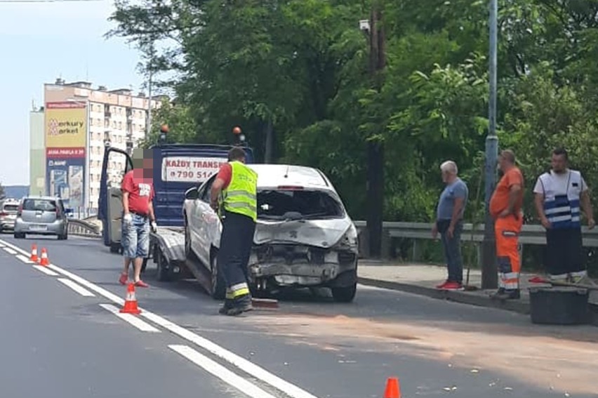 Paraliż drogowy w Jaśle. Po kolizji kilku pojazdów ruch na wylotówce w kierunku Gorlic wciąż odbywa się wahadłowo [ZDJĘCIA]