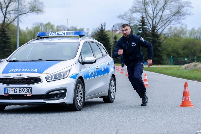 W konkursie uczestniczyło 26 policjantów ruchu drogowego z...