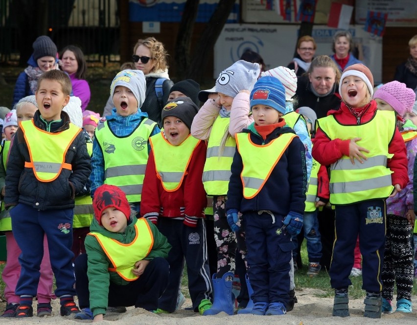 Przedszkolaki ze Szczecina wrzuciły 5 tys. ryb do Głębokiego