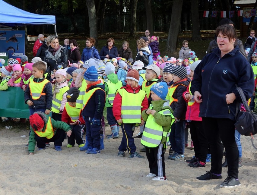 Przedszkolaki ze Szczecina wrzuciły 5 tys. ryb do Głębokiego